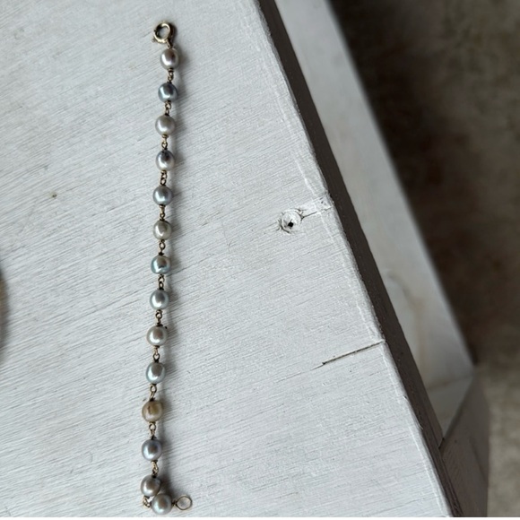 Elegant Pearl and Gold Bracelet - Picture 5 of 6